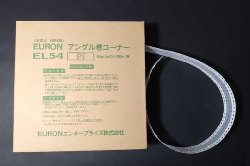 アングル巻コーナー（50m巻物）　EL54P　＃3穴・テープなし　＃EURON　＃アングル巻コーナーは、巻コーナーのクレーム要因の大半である接着不良を解消するため、強接着に特化した商品です。  ※但し、必要な長さを箱から引き出し、カットした後、先から先まで１回シゴいて下さい。